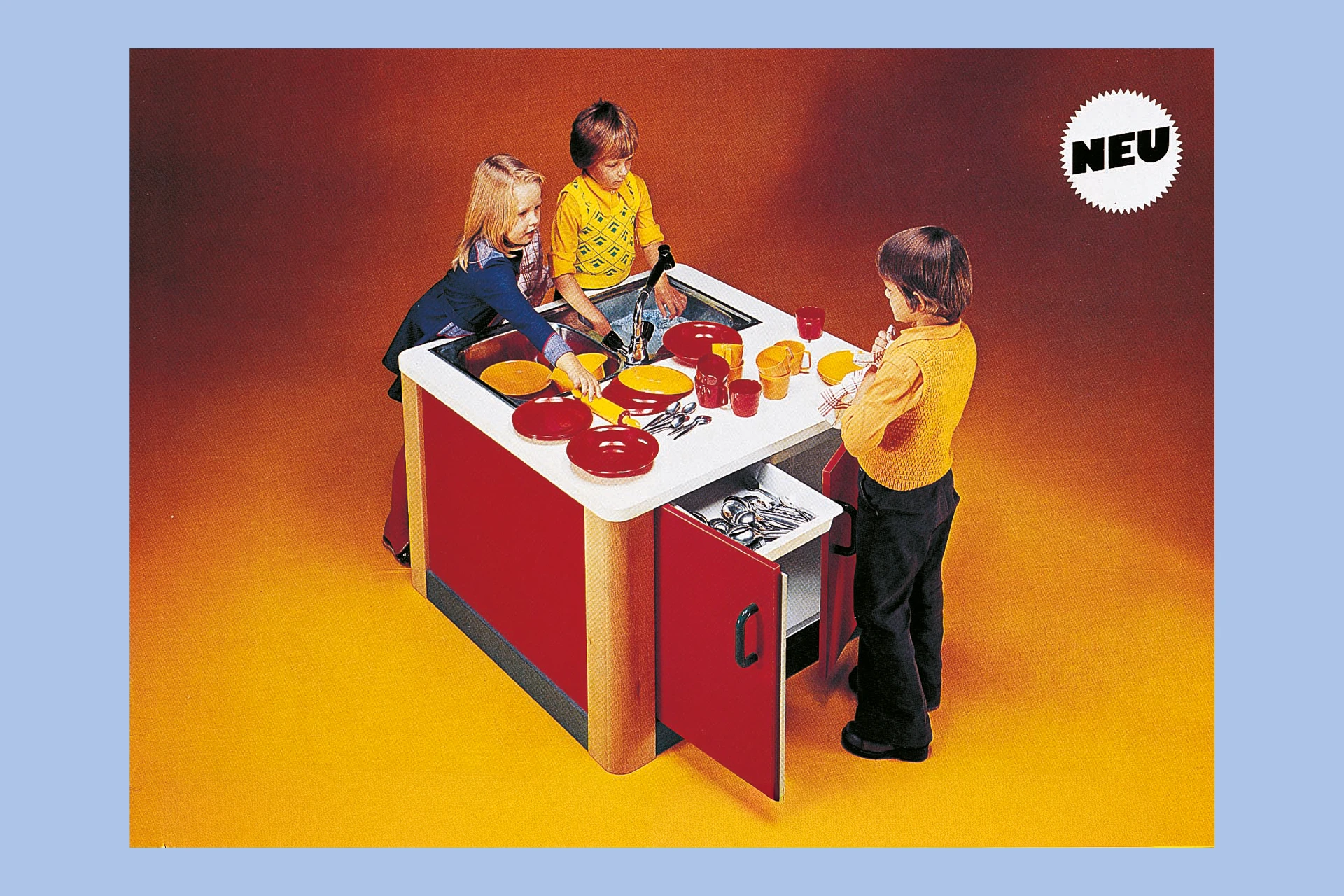 Werbung der Firma Wehrfritz für eine Spielküche.