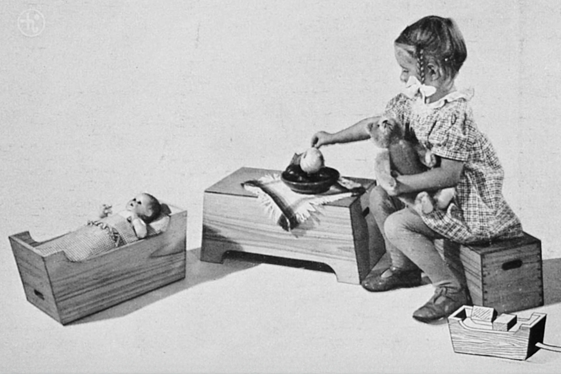 Ein Mädchen, das mit dem Spielschemel-Satz von Wehrfritz spielt; Schwarz-Weiß-Foto.