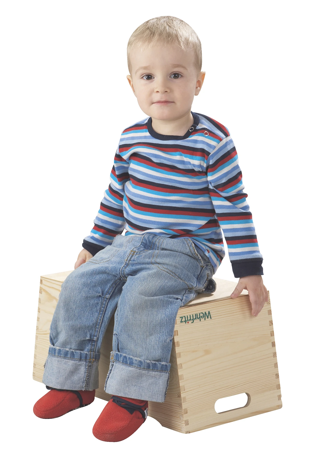 Ein Kind sitzt auf einem Spielschemel von Wehfritz.