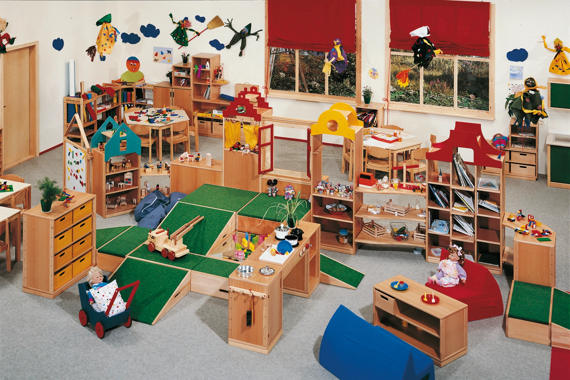 Ein Kindergartenraum, der mit Möbeln des Einrichtungssystems pluraform-plus ausgestattet ist.