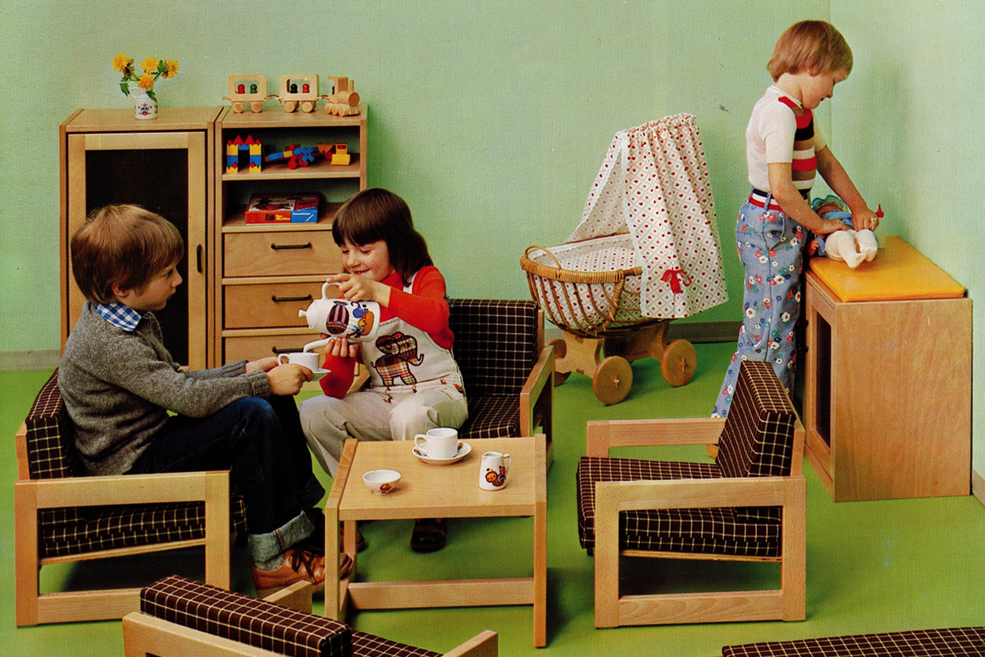 Kinder spielen Kaffeetrinken und Baby-Wickeln.