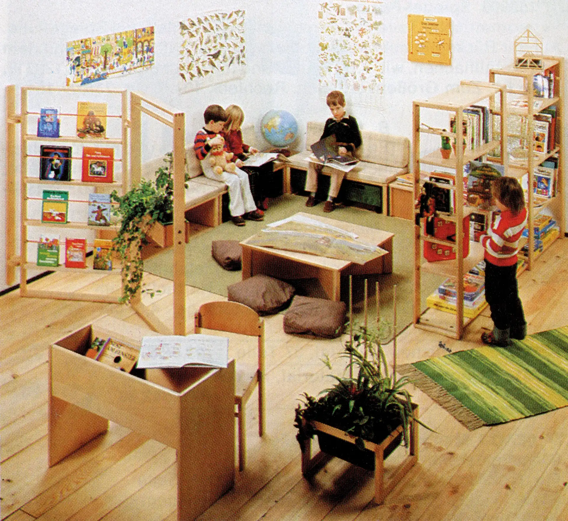 Kinder sitzen in einem Kindergartenraum, der mit Möbeln des Einrichtungssystems pluraform-plus ausgestattet ist.