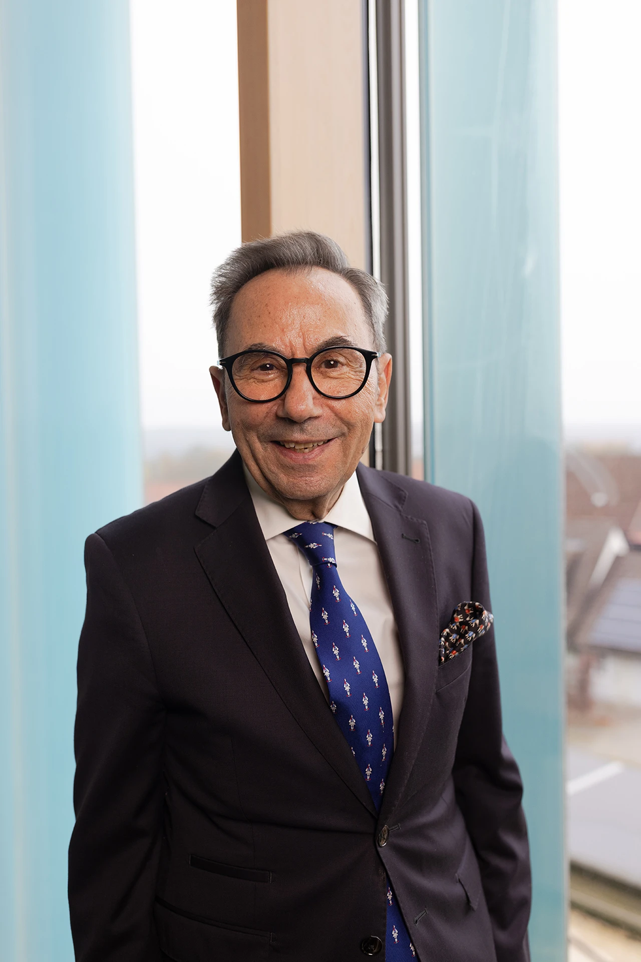 Portraitfoto von Prof. Dr. mult. Wassilios E. Fthenakis. Er schaut lächelnd in die Kamera.