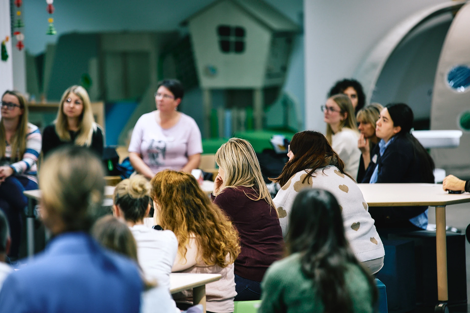 Besucherinnen der Wehrfritz Fachtage sitzen im Kreis und hören einem Vortrag zu.
