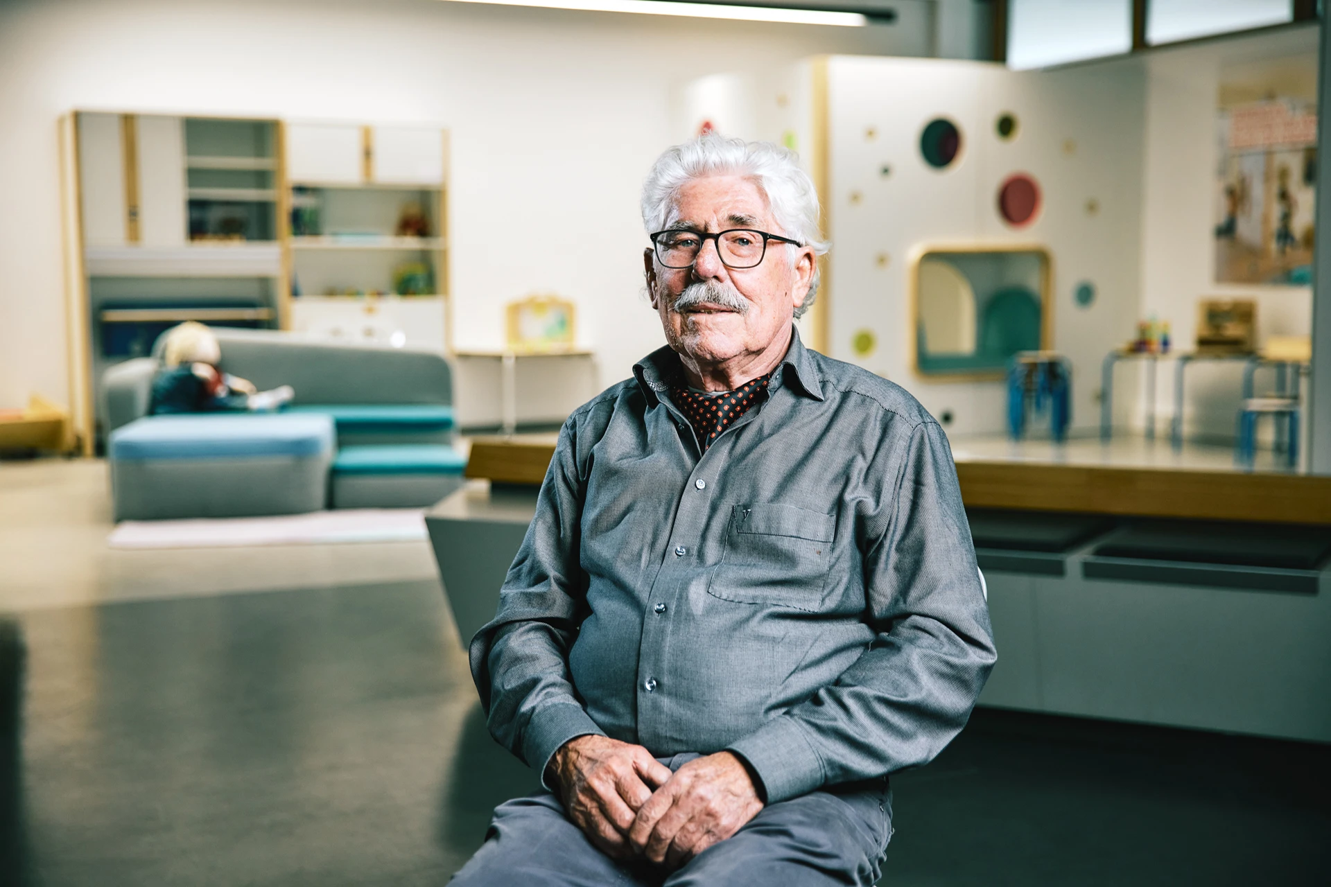 Bernd Kiesewetter, der ehemalige Geschäftsleiter von Wehrfritz, sitzt auf einem Stuhl, im Hintergrund Möbel und Spielzeug.