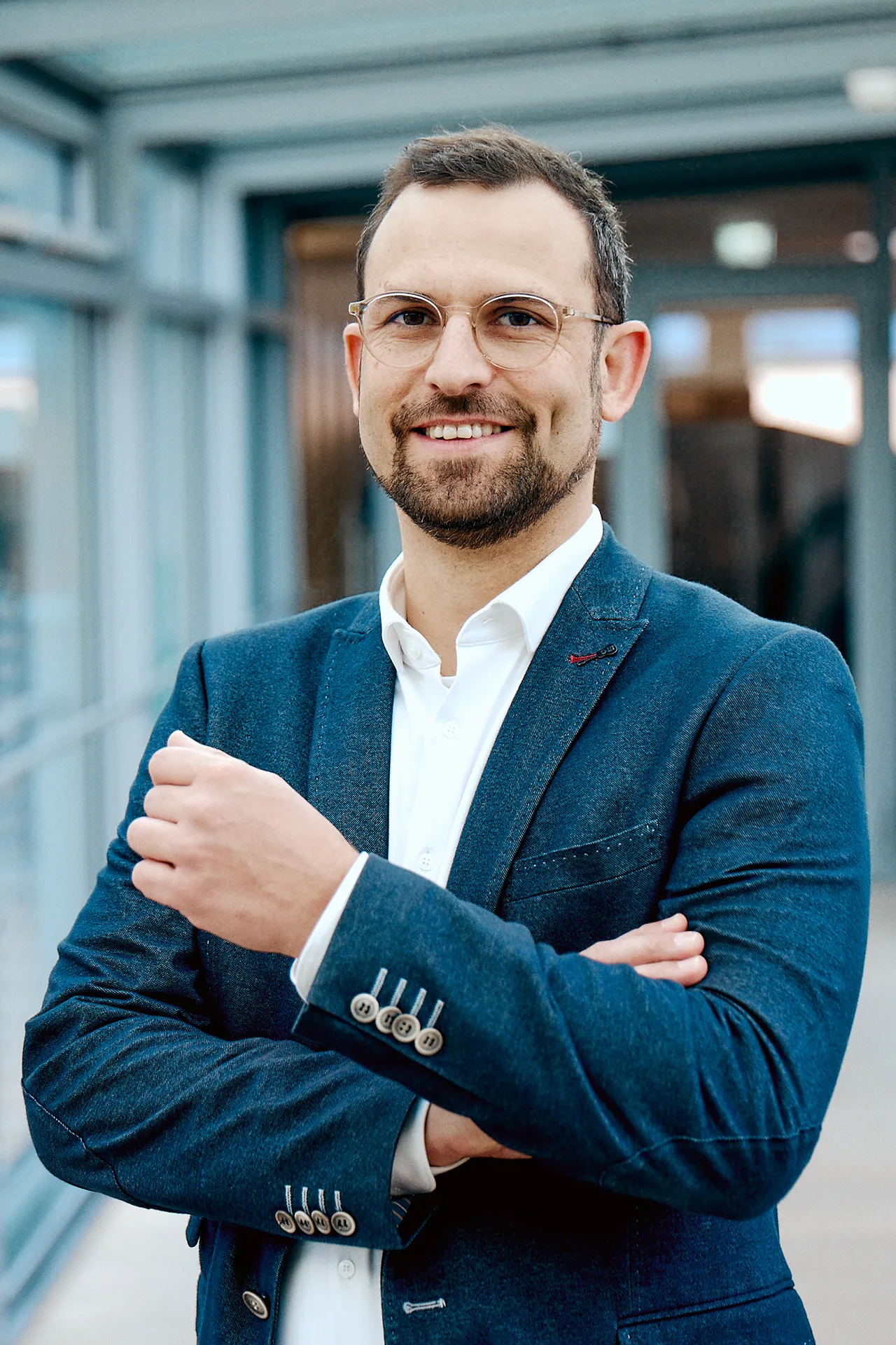 Portraitfoto von Dr. Mario Wilhelm.