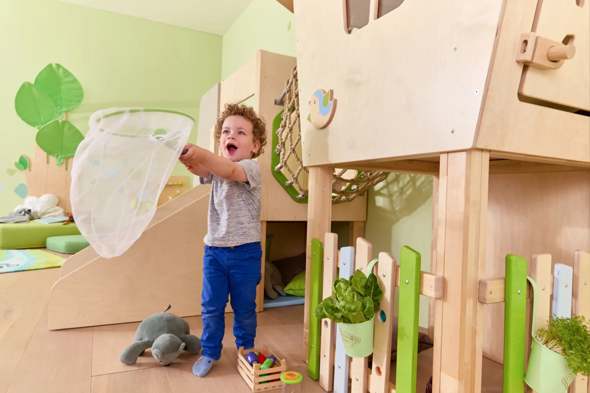 Ein Kind spielt in einem Raumsystem der Firma Wehrfritz.