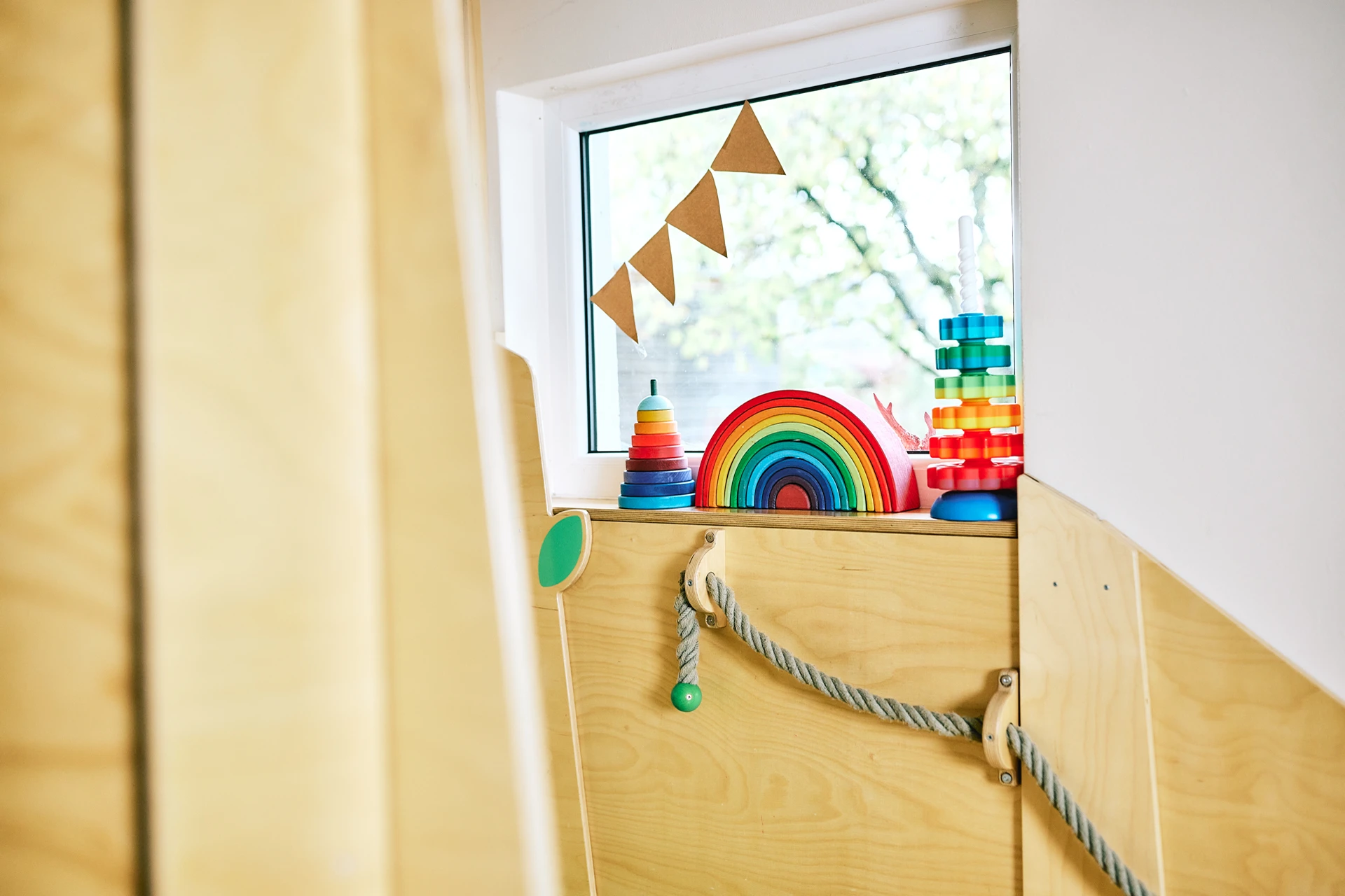 Buntes Spielzeug steht auf einem Fenstersims des Kinderhauses Luise Habermaass.