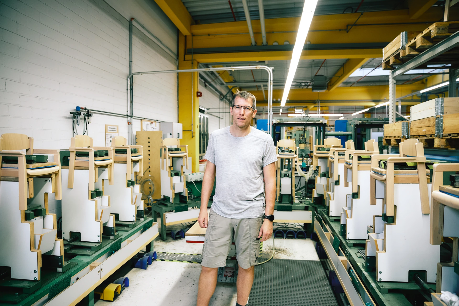 Candy Schubarth steht in der Produktion der Firma Wehrfritz zwischen Kinderstühlen.