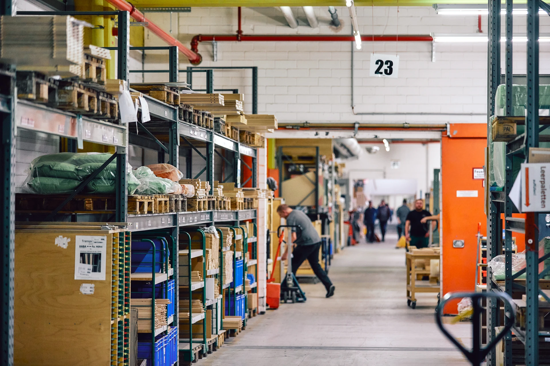 Blick in eine Lagerhalle mit diversen Regalen.
