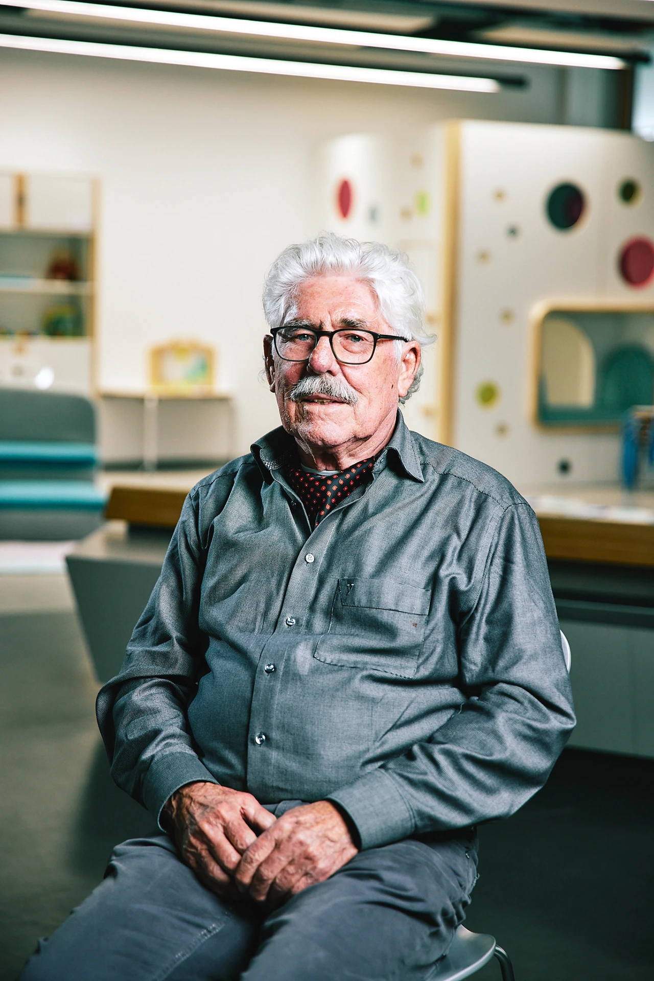 Portraitfoto von Bernd Kiesewetter. Er hat weiße Haare, trägt eine Brille und ein blaues Hemd.